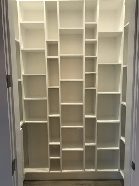 Built-in geometric display shelving