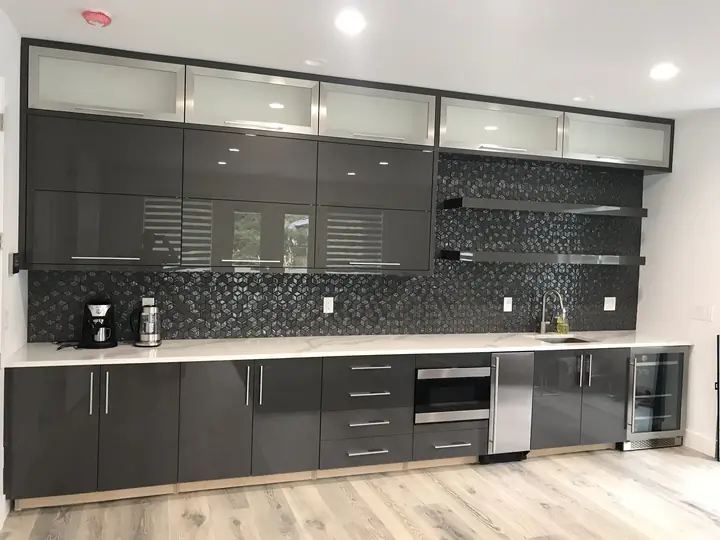 Built-in wet bar with gloss cabinets and glass uppers