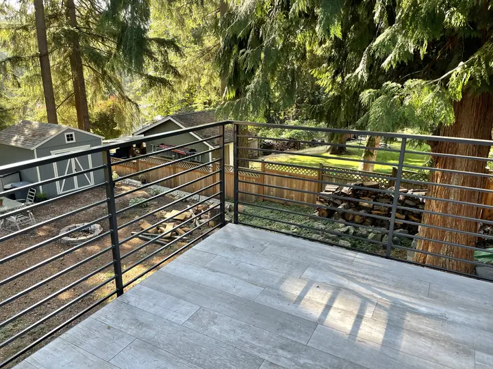 Porcelain-tiled deck with horizontal steel railing