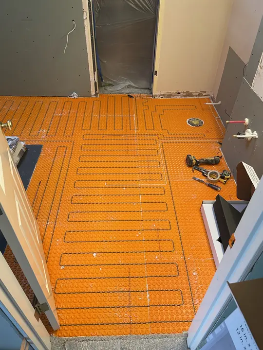 Heated floor cables set in an uncoupling membrane