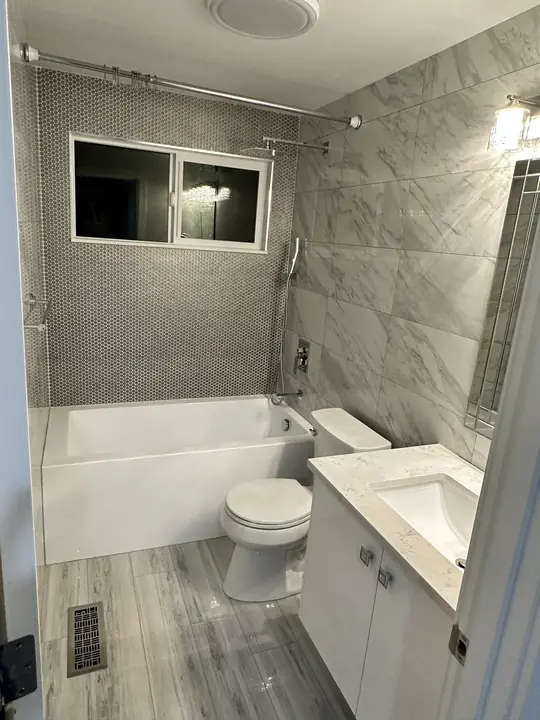 Tiled tub surround with floating vanity