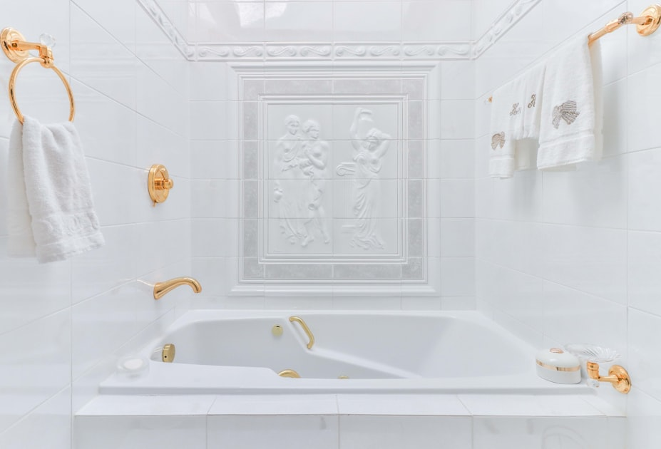 Walk-In Showers: Luxury and Accessibility